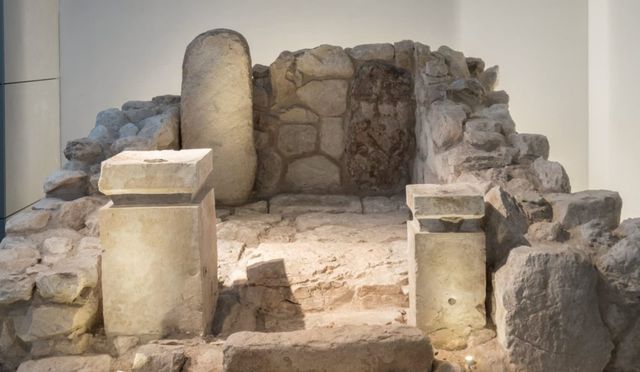 A photo of Altars from c. 3rd century BCE synagogue in Tel Arad containing burned cannabis and frankincense residue (Israel Museum).
